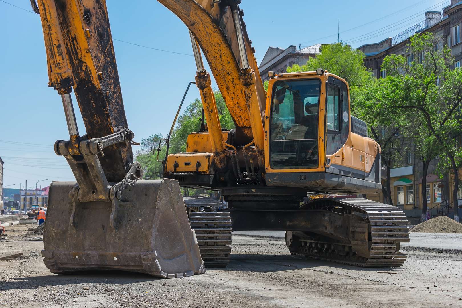 Bagger bei Erd- und Geländearbeiten