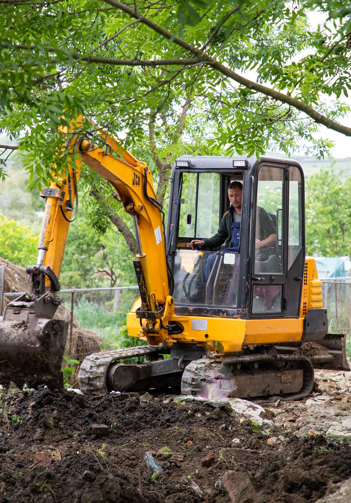 Bagger beim Aushub und bei der Bodenbewegung